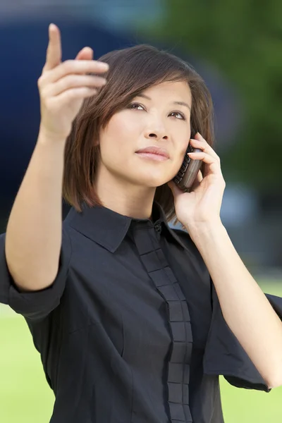 美丽的东方亚洲中国女人对手机和不适合 — 图库照片