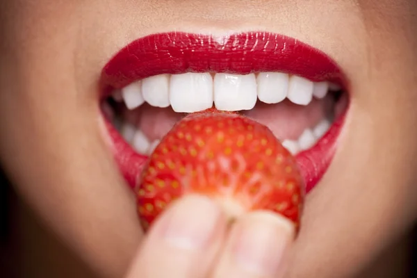 草莓的嘴唇 — 图库照片