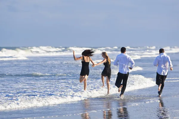 Négy fiatal, két pároknak, szórakozás a strandon — Stock Fotó