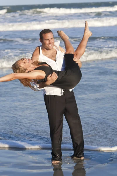 Mężczyzna i kobieta para romantyczny zabawy na plaży — Zdjęcie stockowe