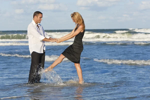 Чоловік і жінка пару сплячих, весело танці на пляжі — стокове фото