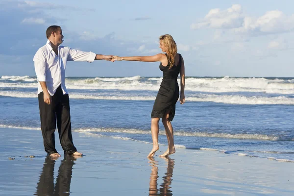 Férfi és nő pár szórakozás tánc a strandon — Stock Fotó
