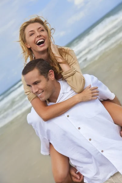 Mann und Frau amüsieren sich am Strand — Stockfoto