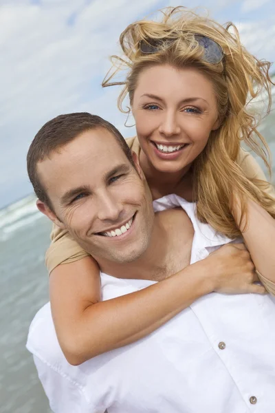 Hombre y mujer pareja en romántico abrazo en la playa —  Fotos de Stock