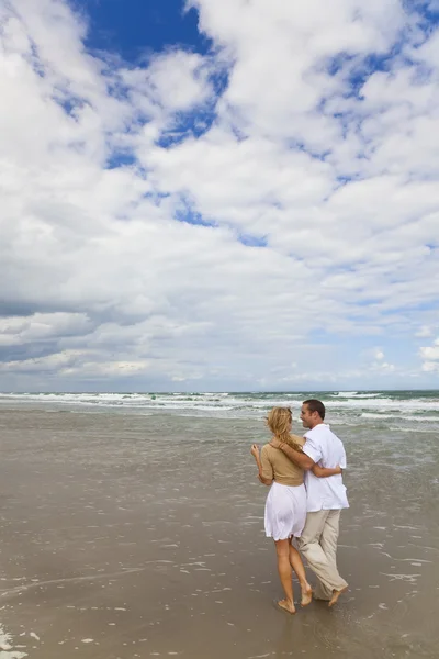 Adam ve kadın çift romantik olan bir sahilde yürümek — Stok fotoğraf
