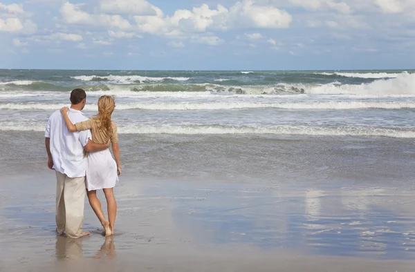 Férfi és nő szerelmespár ölelni a strandon — Stock Fotó