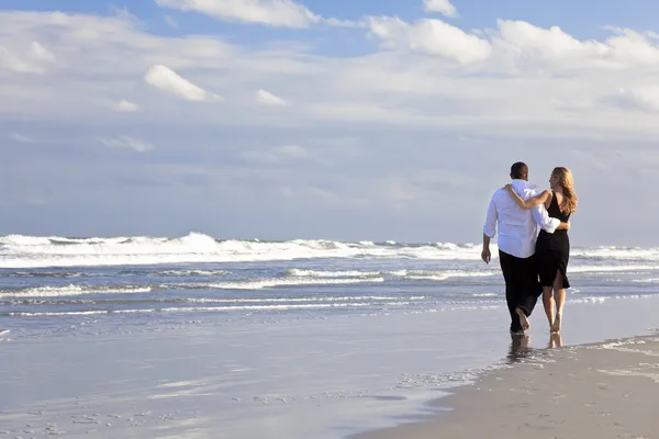 Άνδρας και γυναίκα ηλικίας ρομαντική βόλτα σε μια παραλία — Φωτογραφία Αρχείου