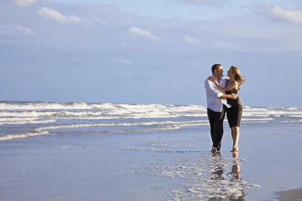 Homem e mulher românticos casal andando em uma praia — Fotografia de Stock