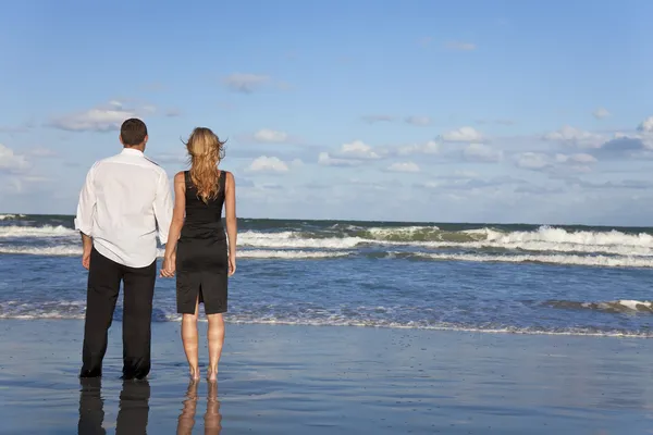 Romantyczny mężczyzna i kobieta para trzymając się za ręce na plaży — Zdjęcie stockowe