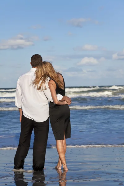 Para mężczyzna i kobieta w objęciach romantyczny na plaży — Zdjęcie stockowe