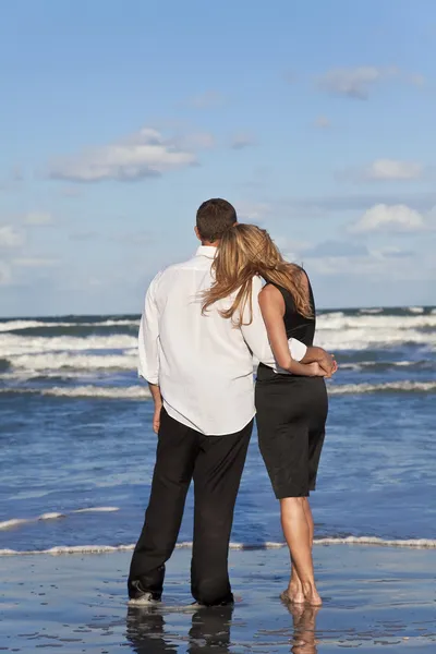 Férfi és nő szerelmespár ölelni a strandon — Stock Fotó