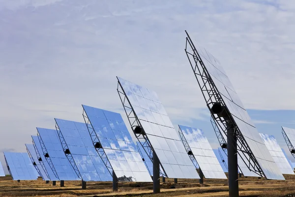 Pole zelené obnovitelných solární zrcadlo panelů — Stock fotografie