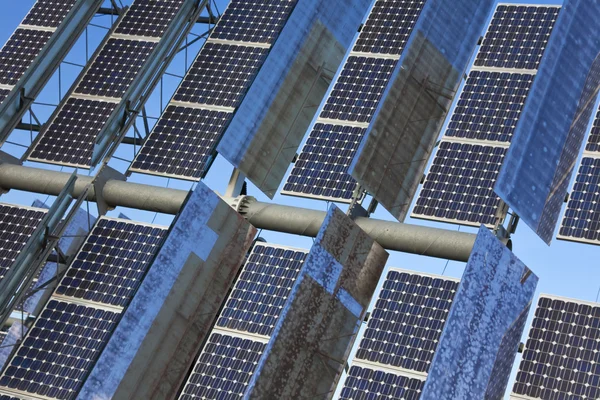 Primer plano Panel solar fotovoltaico de energía verde renovable —  Fotos de Stock