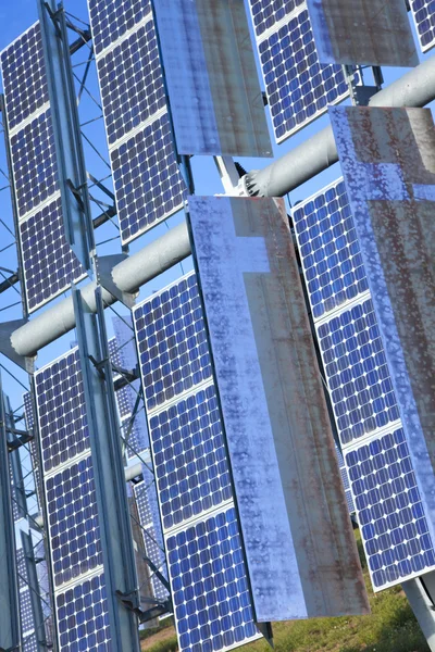Крупним планом поновлювані джерела зеленої енергії фотоелектричних сонячних панелей — стокове фото