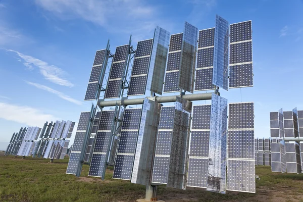 Поле зеленой энергии фотоэлектрических солнечных панелей — стоковое фото