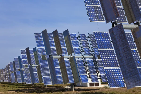 Pole zelené energie fotovoltaické solární panely — Stock fotografie