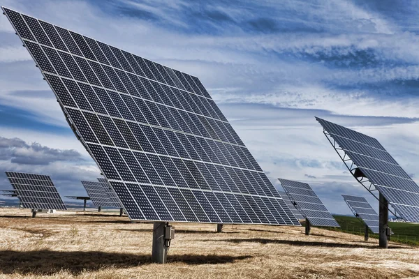 HDR Fotografia di pannelli solari fotovoltaici a energia verde — Foto Stock