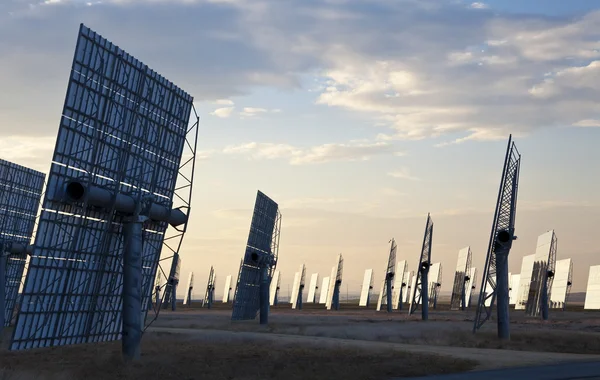 Um campo de energia verde painéis de espelho solar — Fotografia de Stock