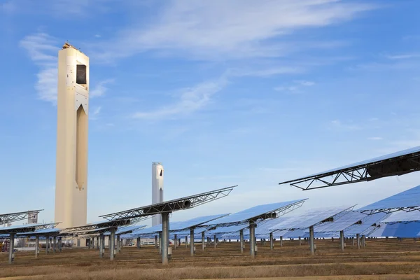 Megújuló, zöld energiaforrások napelemes tornyok körül tükör panelek — Stock Fotó