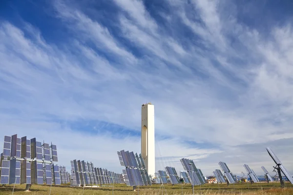 Πράσινο ανανεώσιμες ηλιακής ενέργειας πύργος περιβάλλεται από καθρέφτη πάνελ — Φωτογραφία Αρχείου