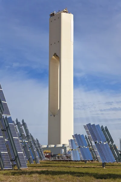 Groene hernieuwbare zonne-toren omringd door zonnepanelen — Stockfoto
