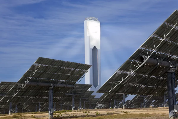 Solarturm für erneuerbare grüne Energie umgeben von Spiegelpaneelen — Stockfoto