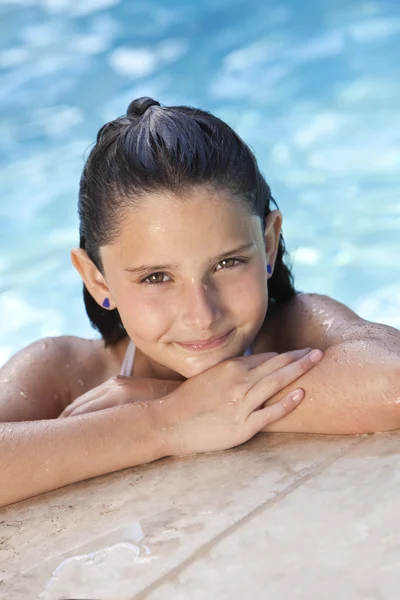 Ευτυχισμένος κορίτσι παιδί στην πισίνα — Φωτογραφία Αρχείου