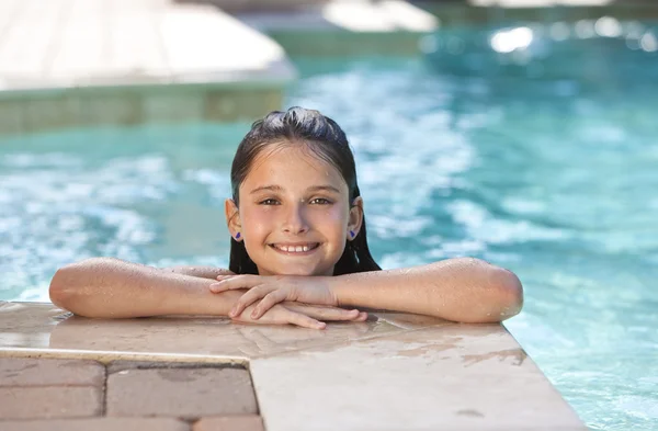 Счастливая симпатичная девочка плавает в бассейне Swift — стоковое фото