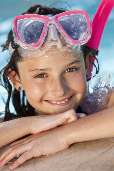 Šťastná dívka dítě v bazénu s brýle a šnorchl — Stock fotografie