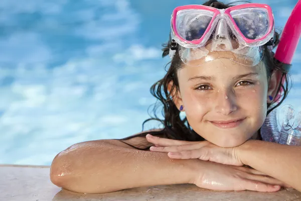 Ευτυχισμένος κορίτσι παιδί στην πισίνα με προστατευτικά δίοπτρα και αναπνευστήρας — Φωτογραφία Αρχείου