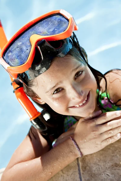 在一个游泳池与护目镜和浮潜的快乐女孩 — 图库照片