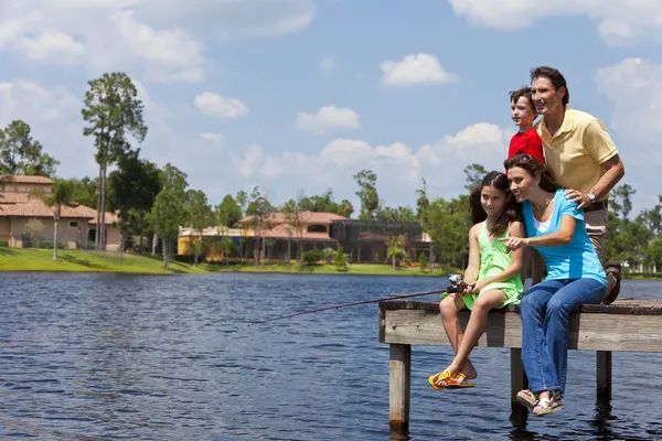 Mutter, Vater, Sohn & Tochter Familie angelt am Steg — Stockfoto