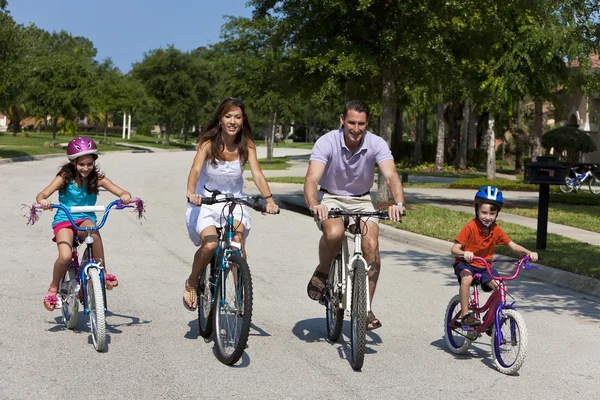Σύγχρονη οικογένεια οι γονείς και παιδιά ποδηλασία — Φωτογραφία Αρχείου