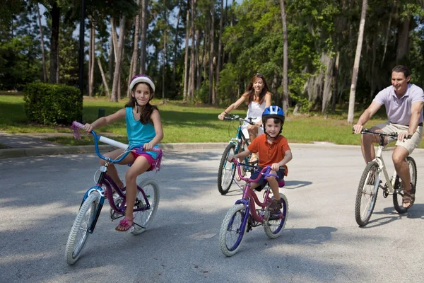 Famiglia moderna genitori e bambini Ciclismo — Foto Stock