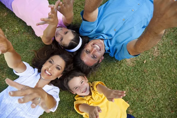 Eller aşağı Serme baba anne oğlun ve kızın ailesi — Stok fotoğraf