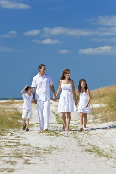 Famille mère, père et enfants marchant sur la plage — Photo