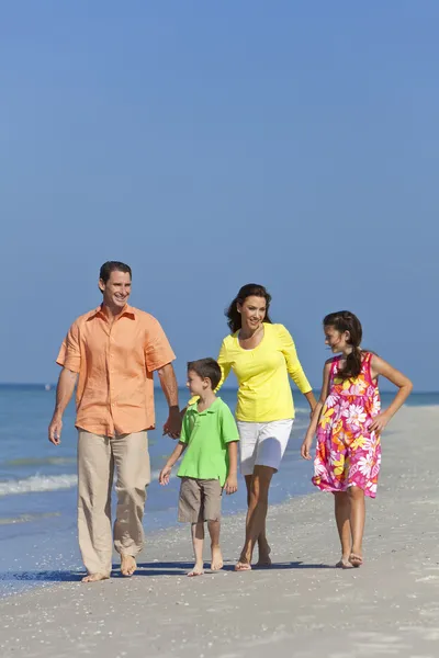 Moeder, vader en kinderen familie wandelen op het strand — Stockfoto