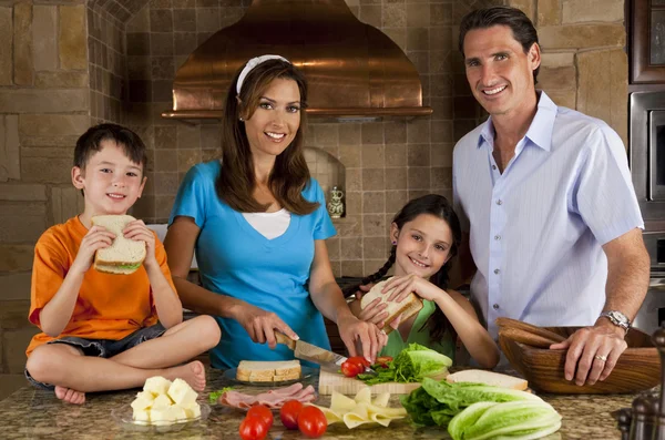 Família atraente na cozinha fazendo sanduíches saudáveis — Fotografia de Stock