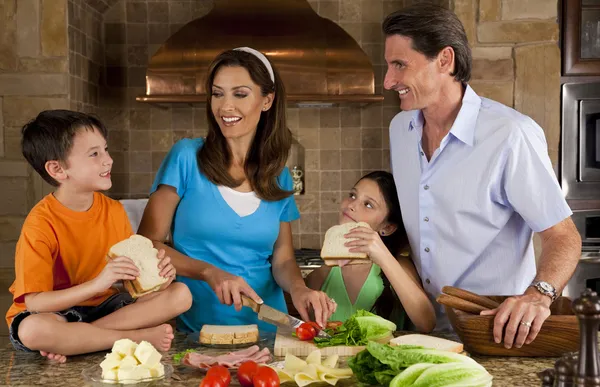 Atractiva familia en la cocina haciendo sándwiches saludables —  Fotos de Stock