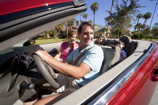 Familie rijden rode converteerbare auto — Stockfoto