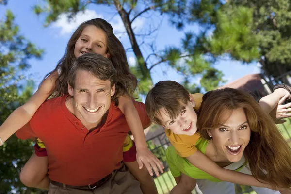 Ευτυχισμένη οικογένεια διασκεδάζοντας στο πάρκο έξω από — Φωτογραφία Αρχείου