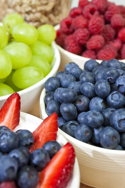 Schalen mit gesundem Frühstück Blaubeeren Himbeeren Erdbeeren — Stockfoto