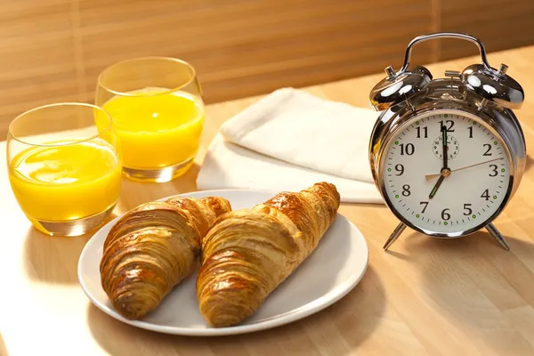 Gezond ontbijt croissant, oranje sap & alarm cl — Stockfoto