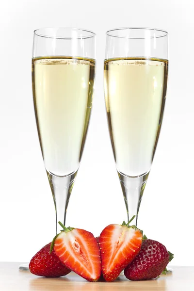 Twee glazen van champagne en aardbeien — Stockfoto