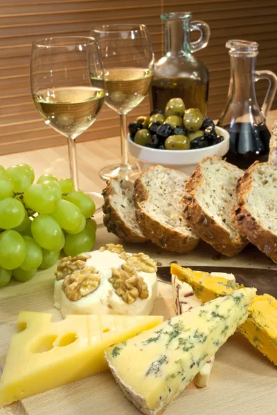 Средиземноморская диета из сыра, вина, винограда, оливок, хлеба Balsma — стоковое фото