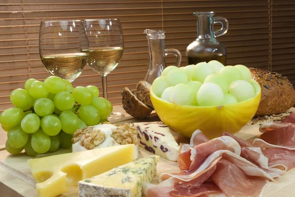 Dieta Mediterránea de Queso, Vino, Uvas, Pan Parma Ham & Me —  Fotos de Stock