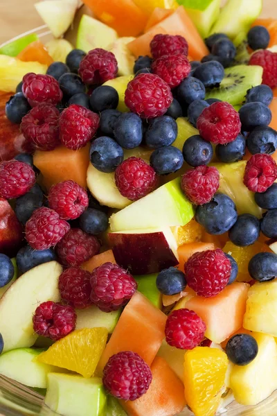 Insalata di frutta di mirtilli, lamponi, melone, kiwi, mela, ora — Foto Stock