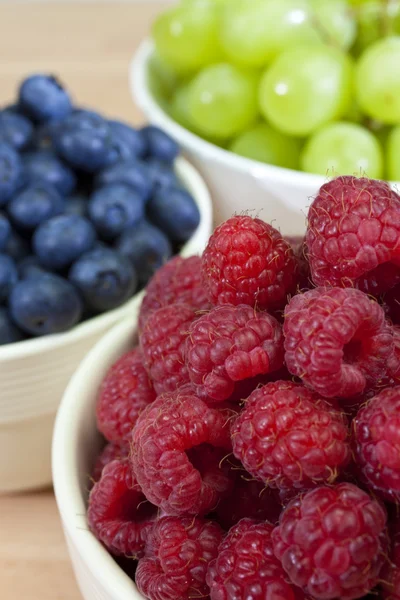 Skålar av friska hallon blåbär & druvor — Stockfoto