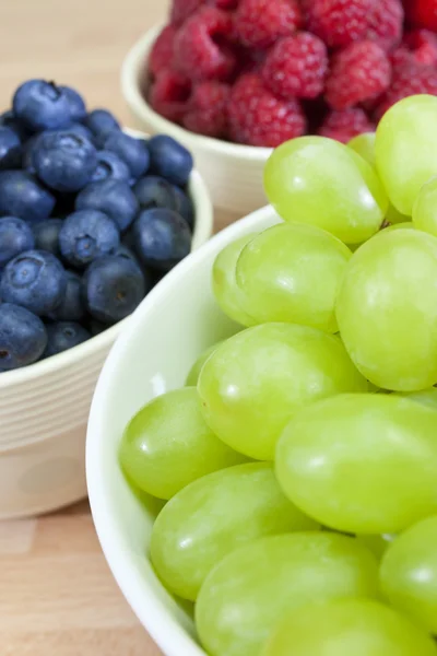 Tigelas de uvas saudáveis, mirtilos e framboesas — Fotografia de Stock
