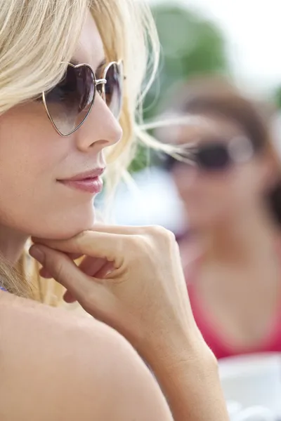 Profil boczny blond kobieta w kształcie serca okulary — Zdjęcie stockowe